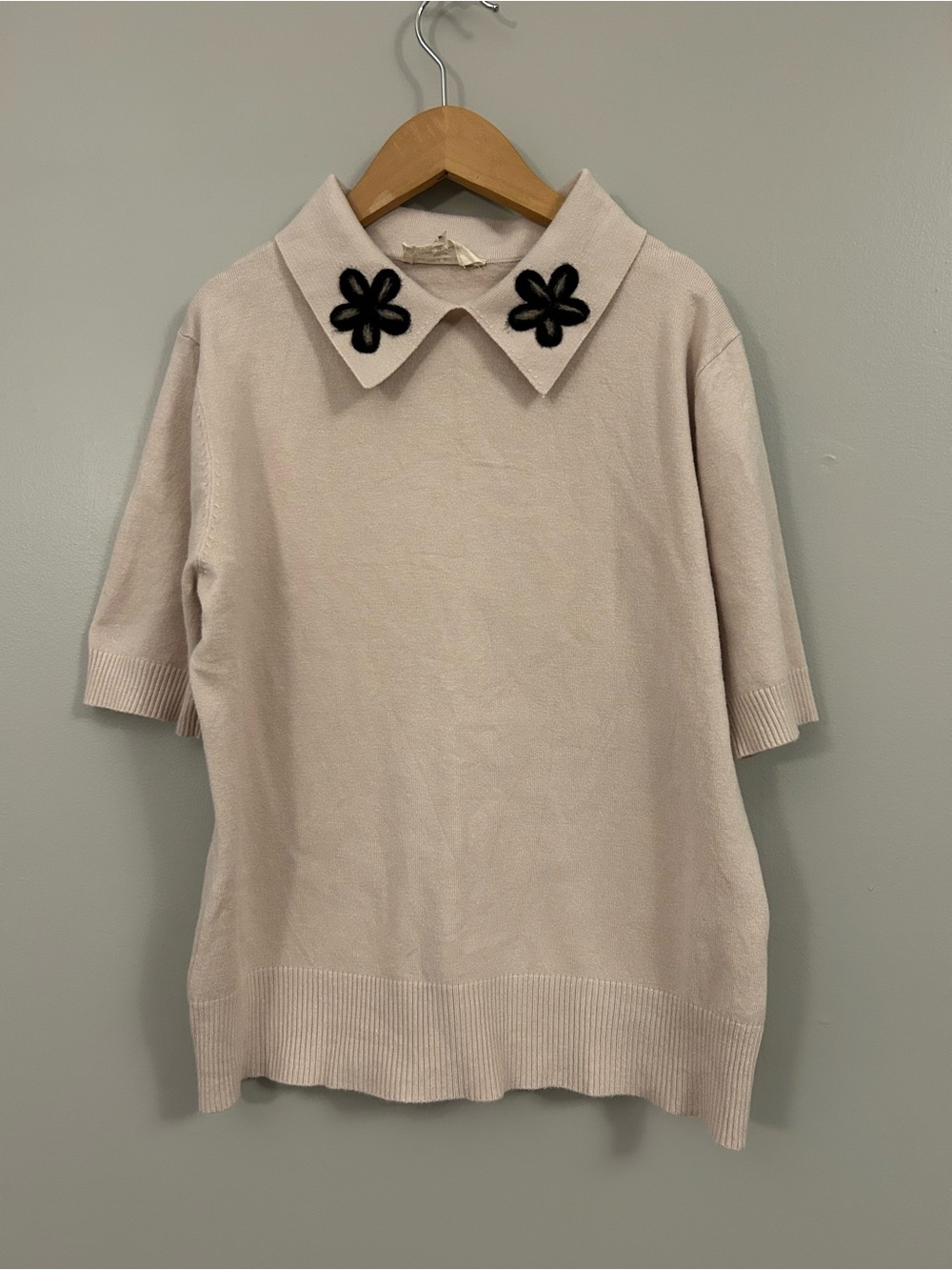Cream Short-Sleeve Collared Knit Top with Black Floral Collar Detail Smal